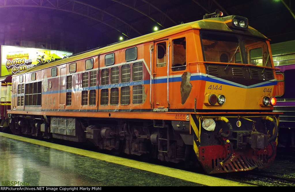 Hua Lamphong after dark..