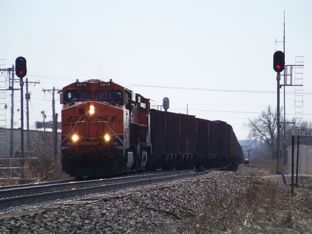 BNSF ES44C4 6819