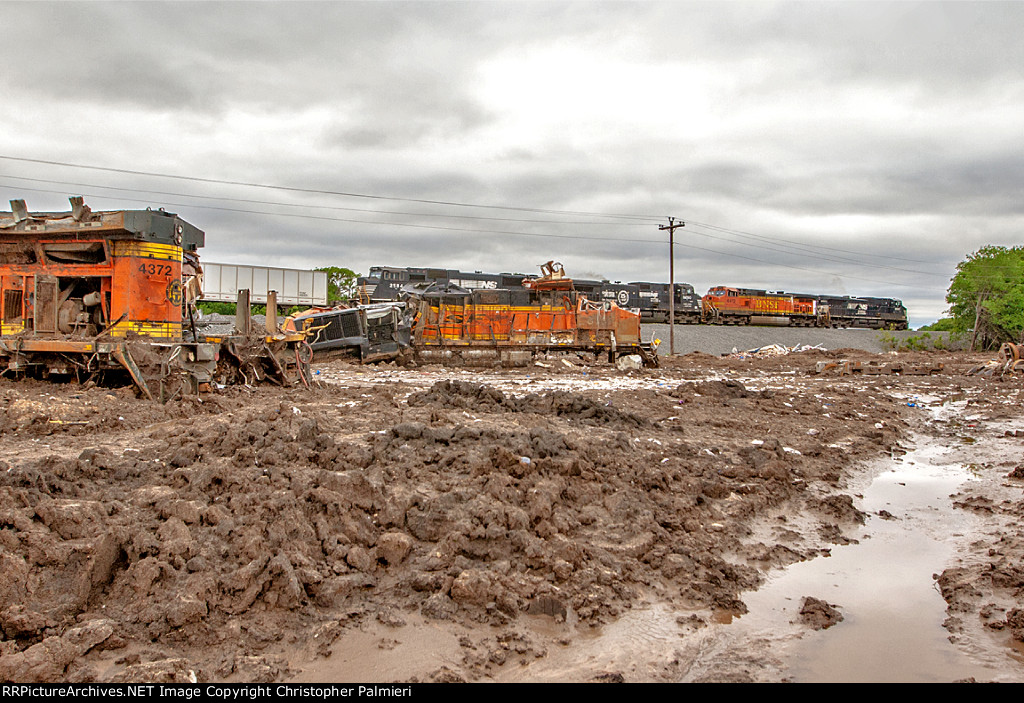 NS 9555 Passes Wrecked BNSF 4372 & 8153
