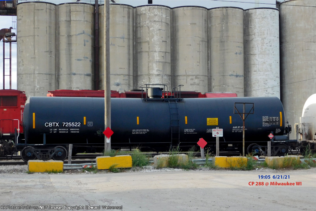 Aardvarks work the GM62 yard work behine this tank on 288