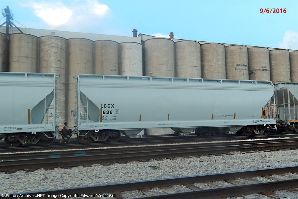 484's conductor walks east behind their 16 pickups