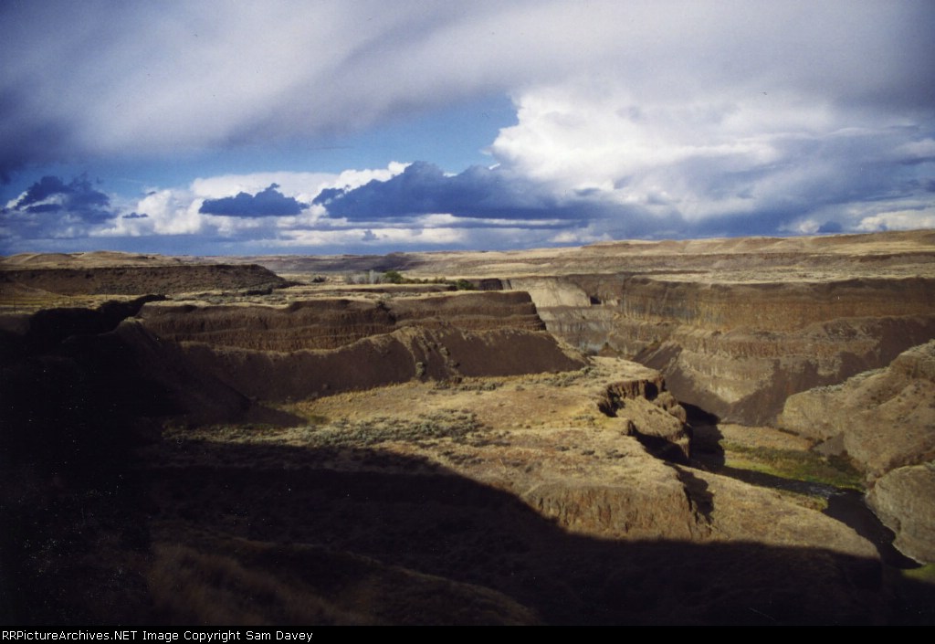 looking up the Palouse River Gorge