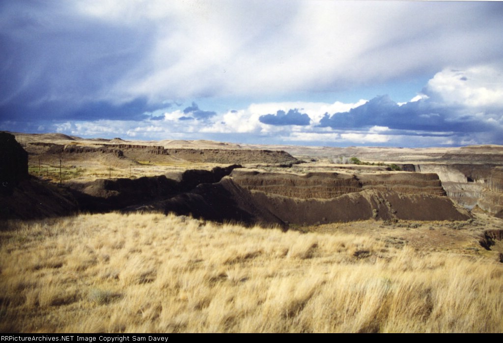 looking up the Palouse River Gorge