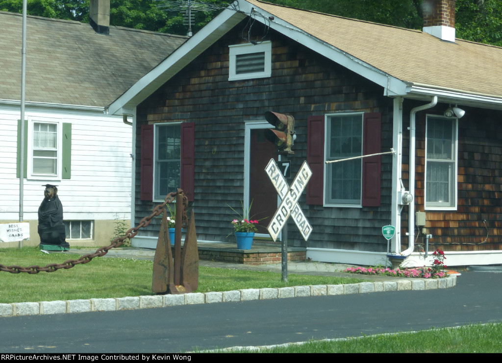 Crossbuck and signal