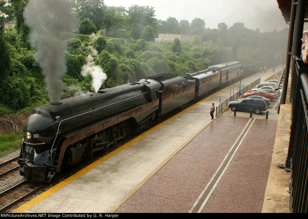 611 as seen from the upper level of Kemper Street Station