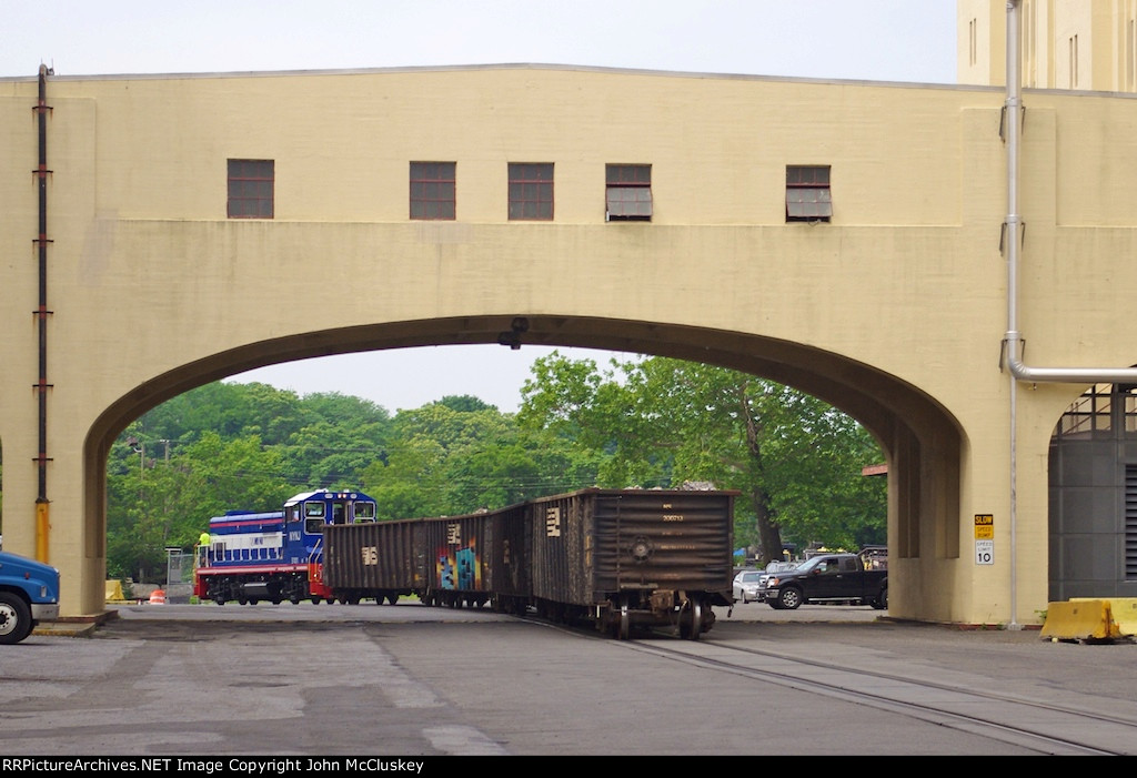 NYNJ 5101 heads down the ramp to the yard