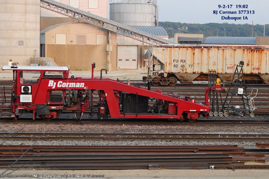 RJ Corman 6700 tamper/liner