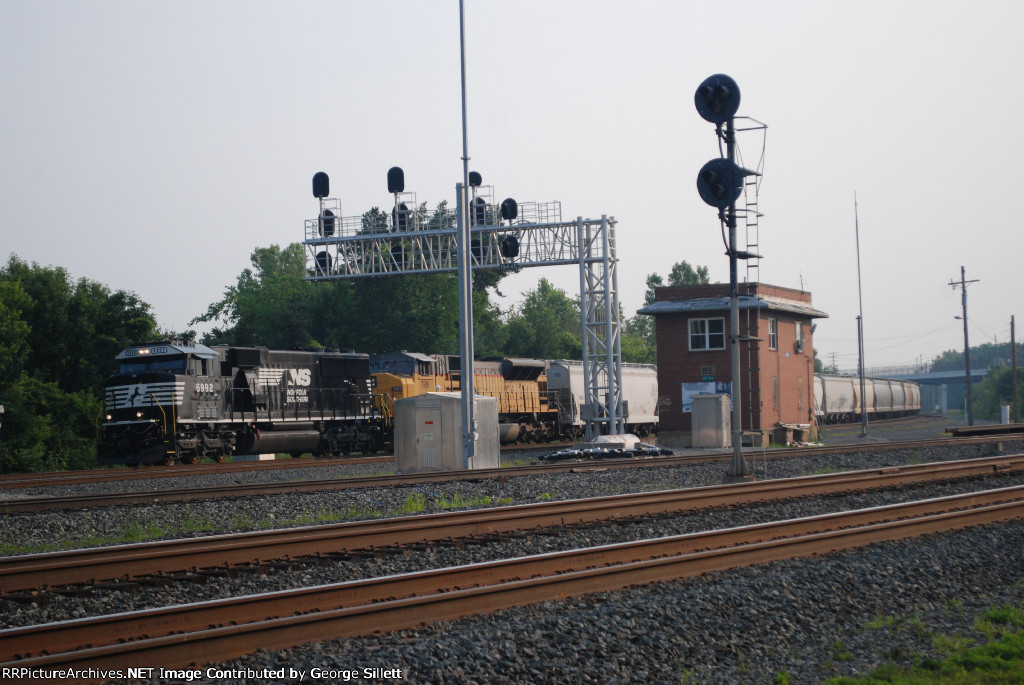 A new SD60E leads hoppers west.