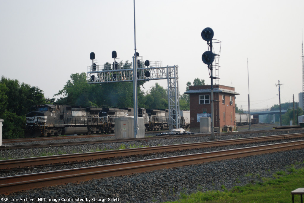 A trio of Dash 9s take a mixer west.