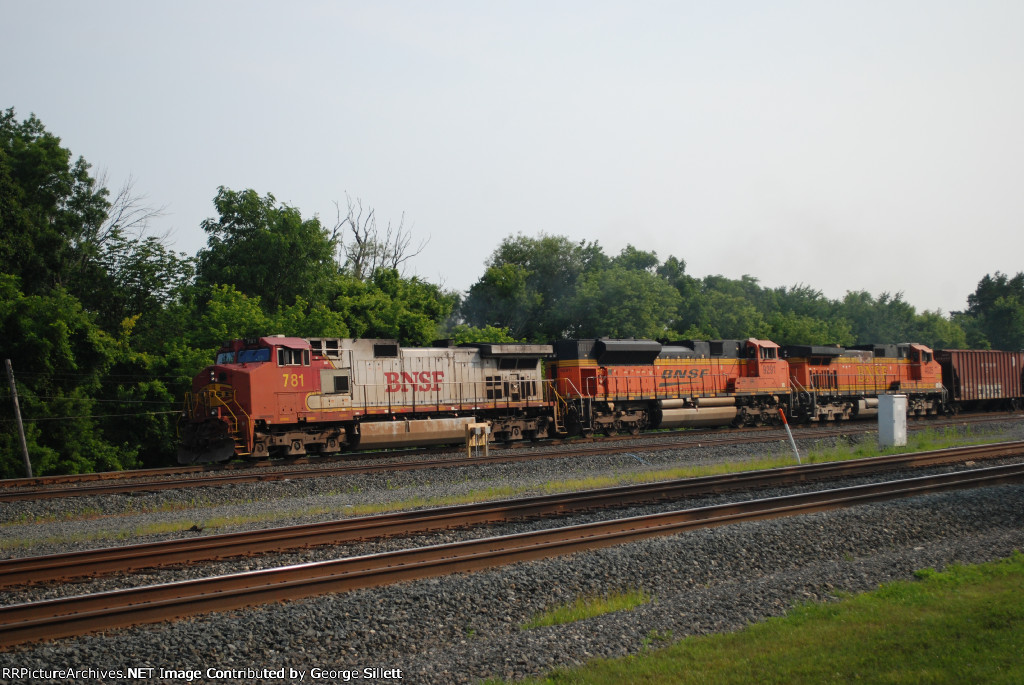 A BNSF fakebonnet heads west.