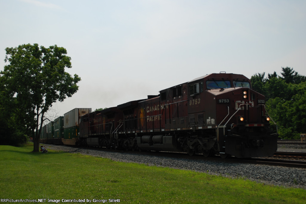 A pair of Canadian Visitors head east.