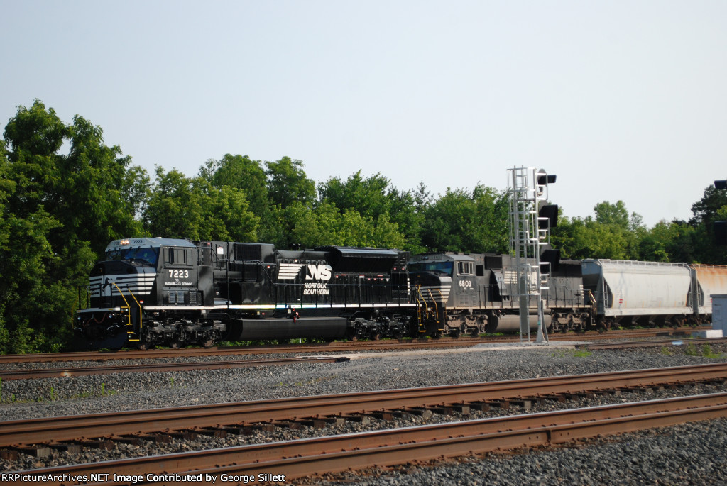 An SD80Mac leads a mixer west.