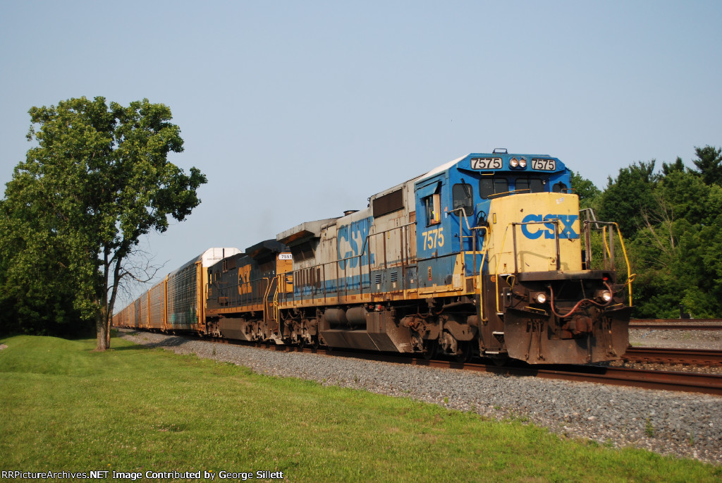 CSX 7575 leads another C40-8 east with autoracks.