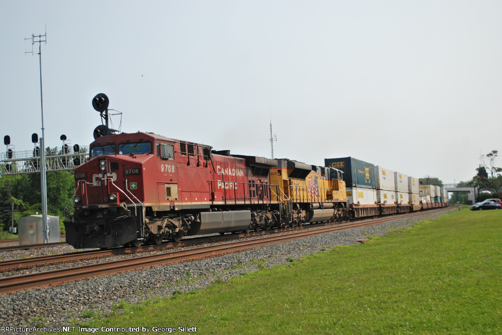 A CP/UP lashup heads west.