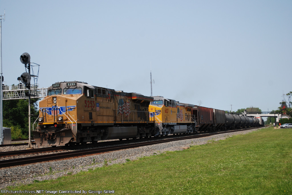 A pair of UP units take a mixer west.