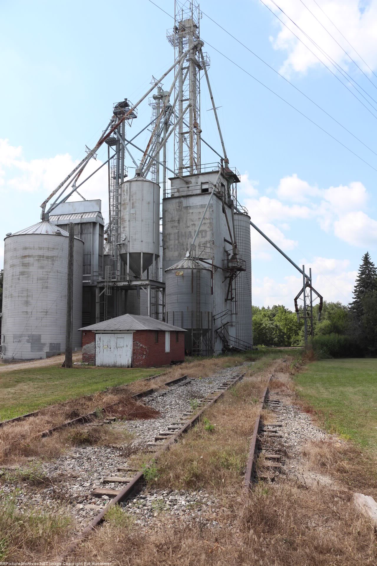 Connection tracks to the abandoned IC