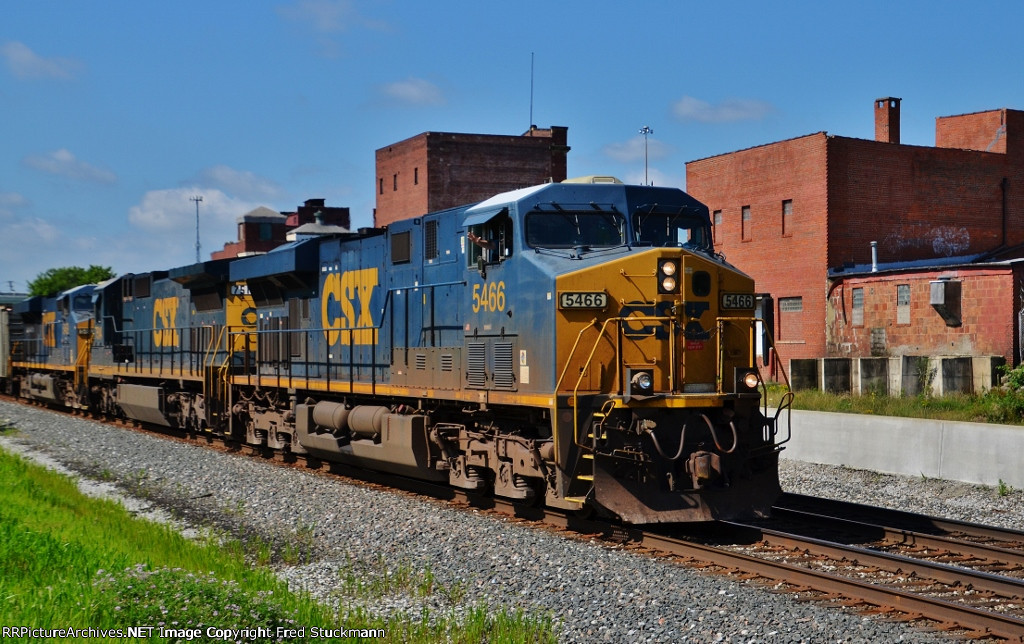 CSX 5466 and the friendly wave.