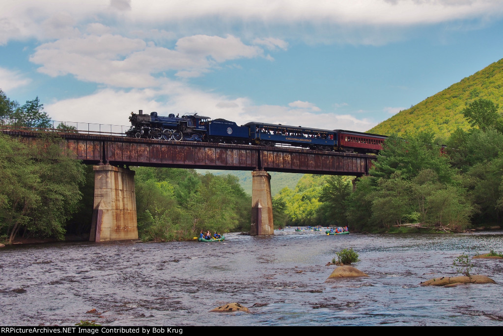 Freshly-painted RBMN 425 takes the Lehigh Gorge Scenic Railway train north up the gorge