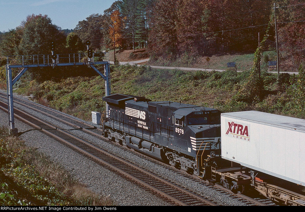 NS #211 rolls south with one unit running backwards. 