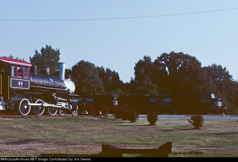 NS train #67E, empty wood chip train, passing H&B 44.
