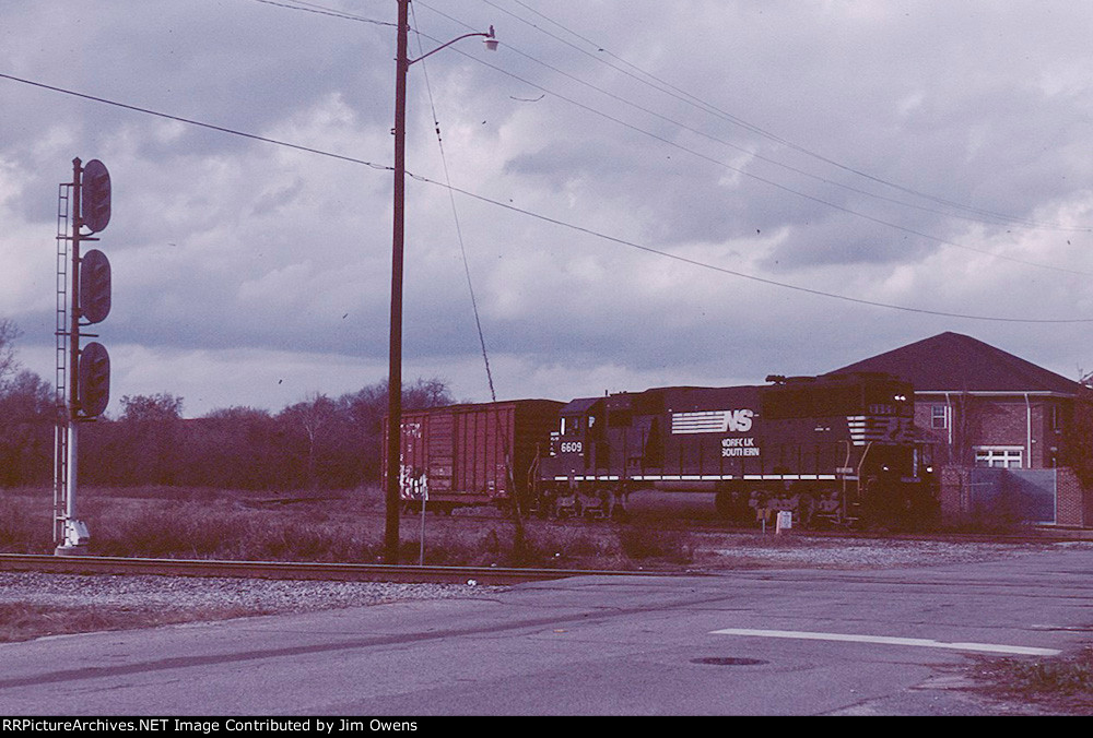An eastbound local comes off the W line at Devine Junction.