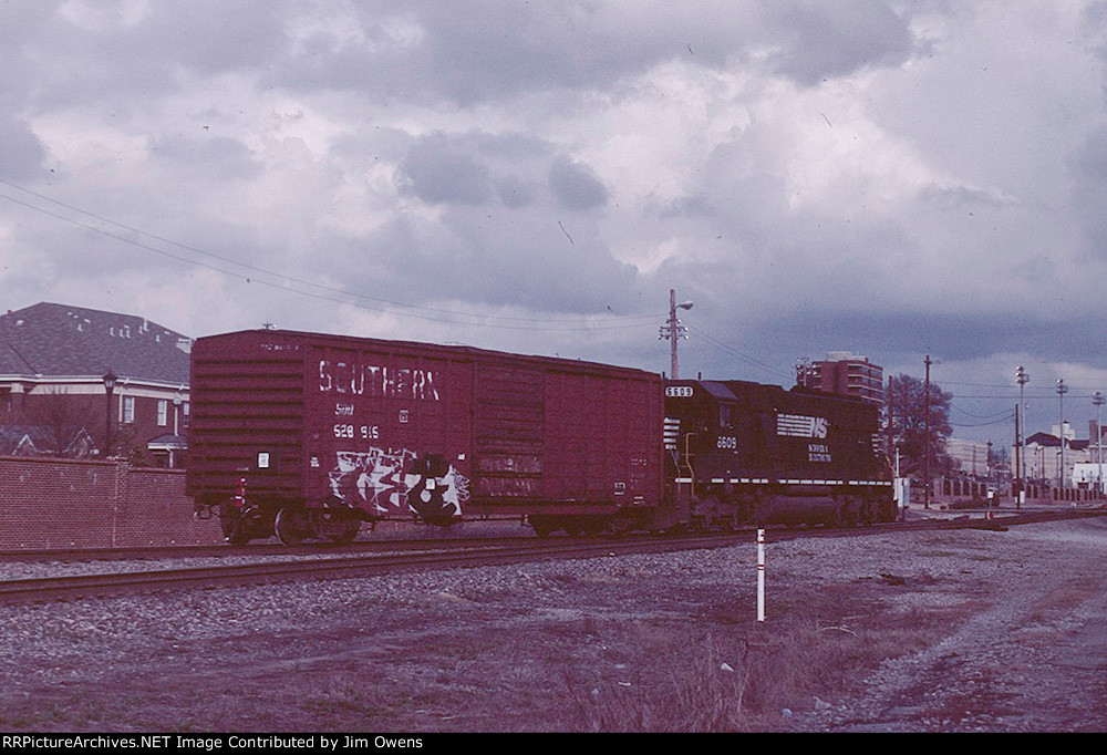 An eastbound local comes off the W line at Devine Junction.