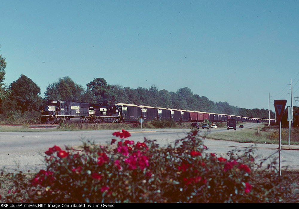 NS train #66E, the wood chip train, heads north past Rockton and SCRM.