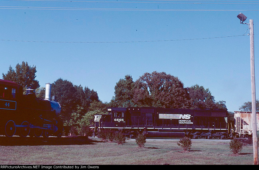 NS local P85 takes the spur onto SCRM trackage to serve Guardian Industries.