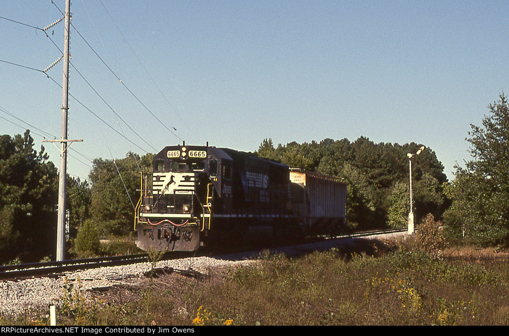 NS local P85 comes down SCRM trackage to serve Guardian Industries.