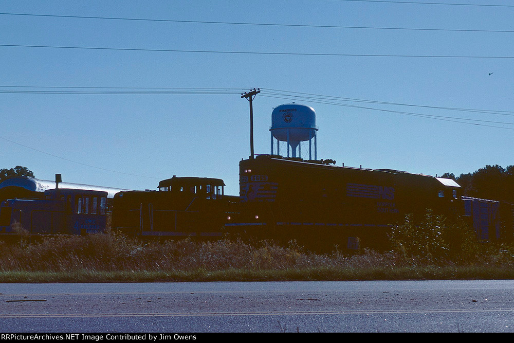 NS local P85 leaves SCRM trackage after serving Guardian Industries.