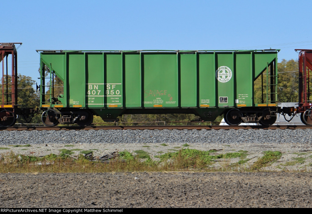 BNSF Green 2 Bay Covered Hopper