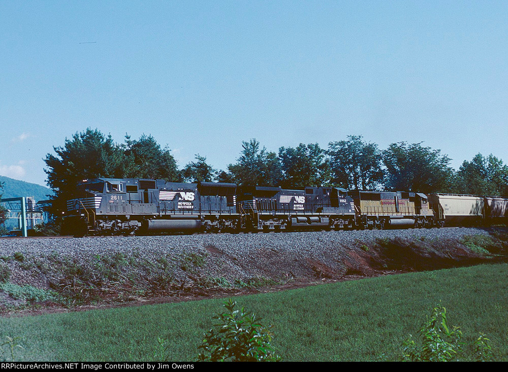 NS #165 heads west to meet #P87 at Old Fort.