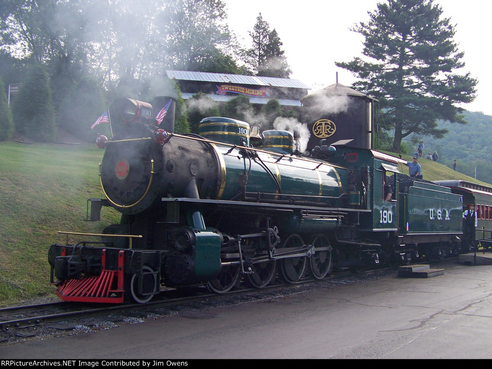 The 190 pulling into the station