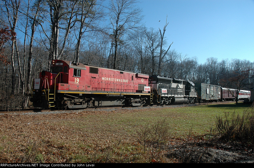 2015 M&E Toys for Tots Train, with an Alco and an NS Unit, approaches the Lakeland Bus Terminal