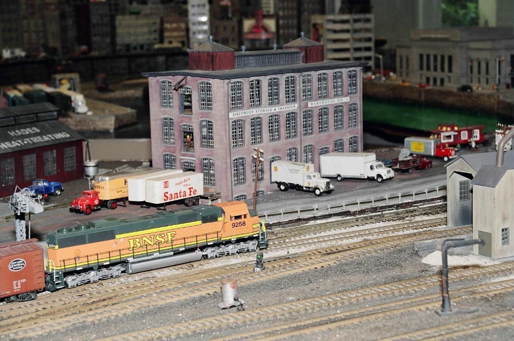 Passing by a warehouse : Model RR