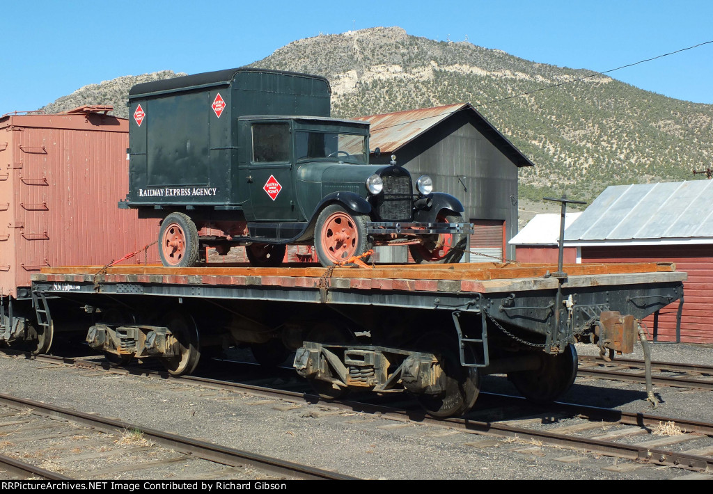 NN 100 Flat Car with Railway Express Agency Truck