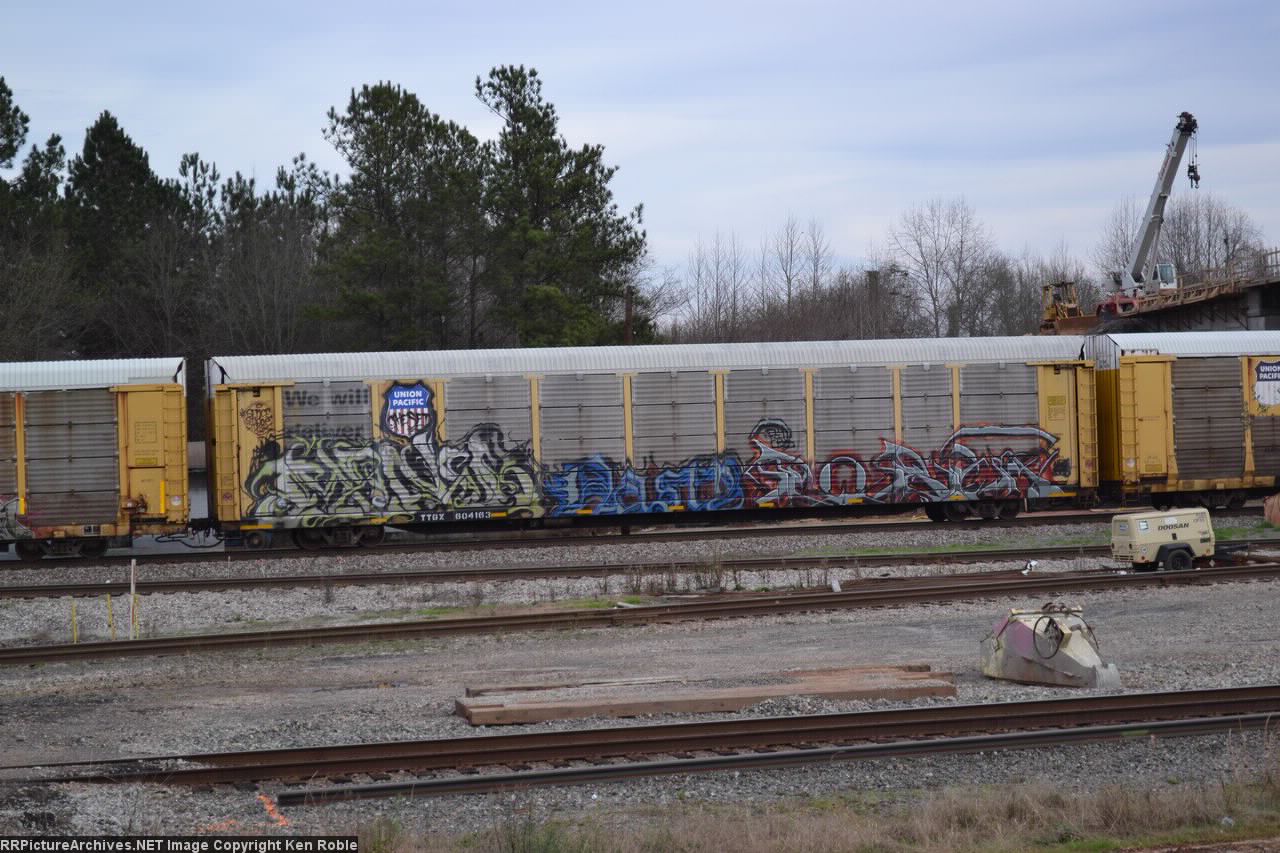 UP autorack shell, grafetti