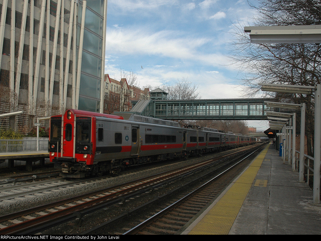 Metro North M8 Set passing Botanical Garden Station heading to GCT