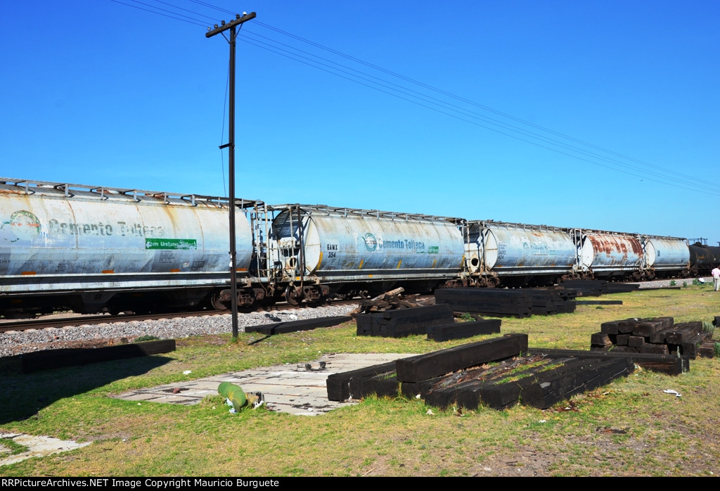 GAMX Covered Hoppers on the yard