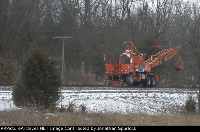 Self-propelled clamshell crane