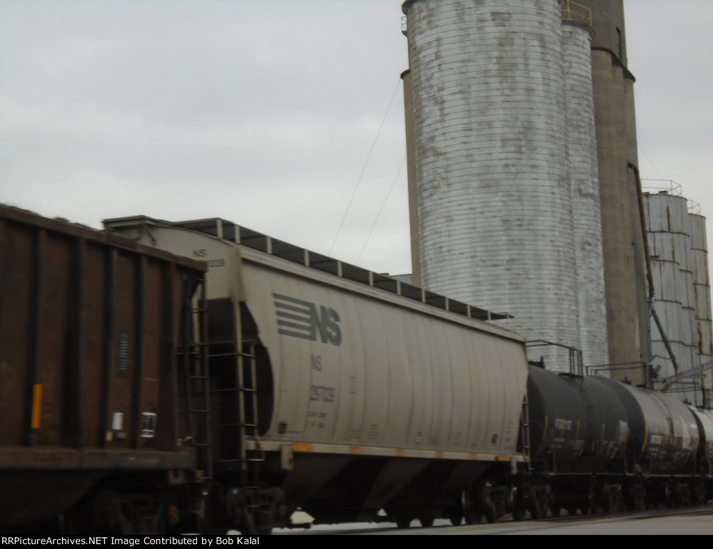 NS 9315 crossing Sandusky Street
