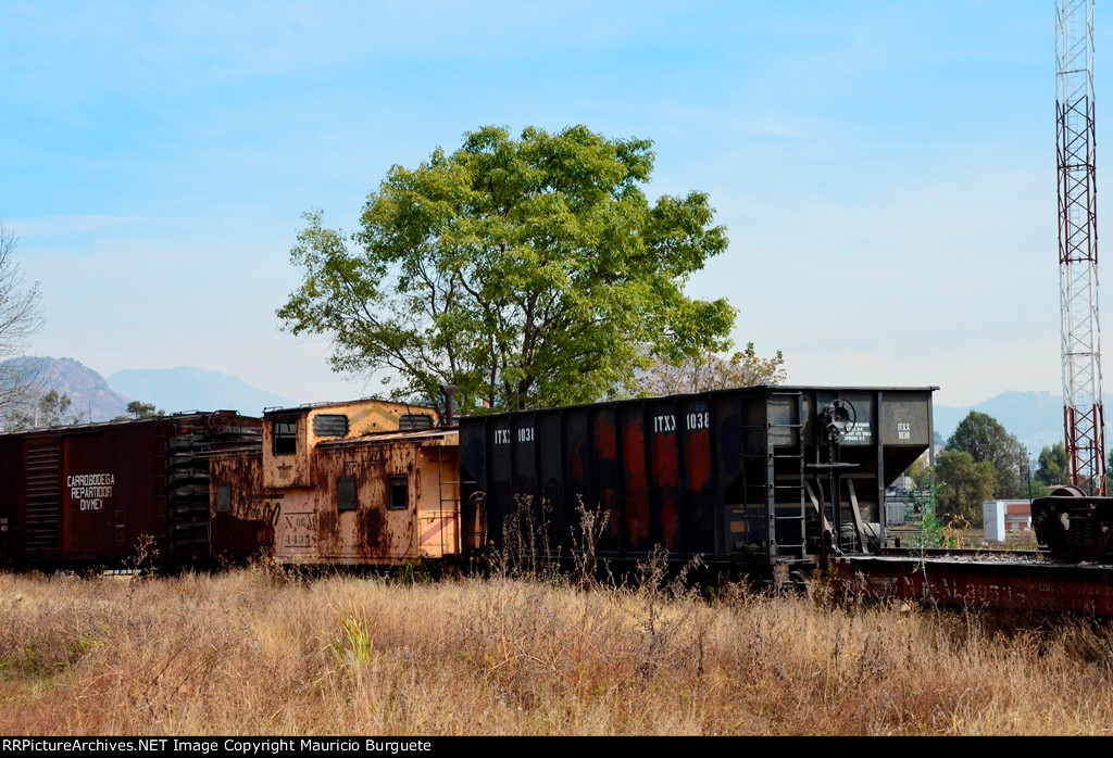 NdeM Caboose and Boxcar on the scrap yard at Ferrovalle