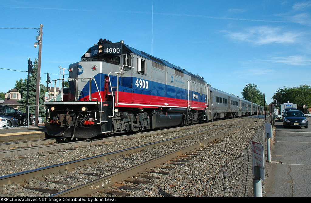 MNR GP40FH-2 leading an Pt. Jervis express