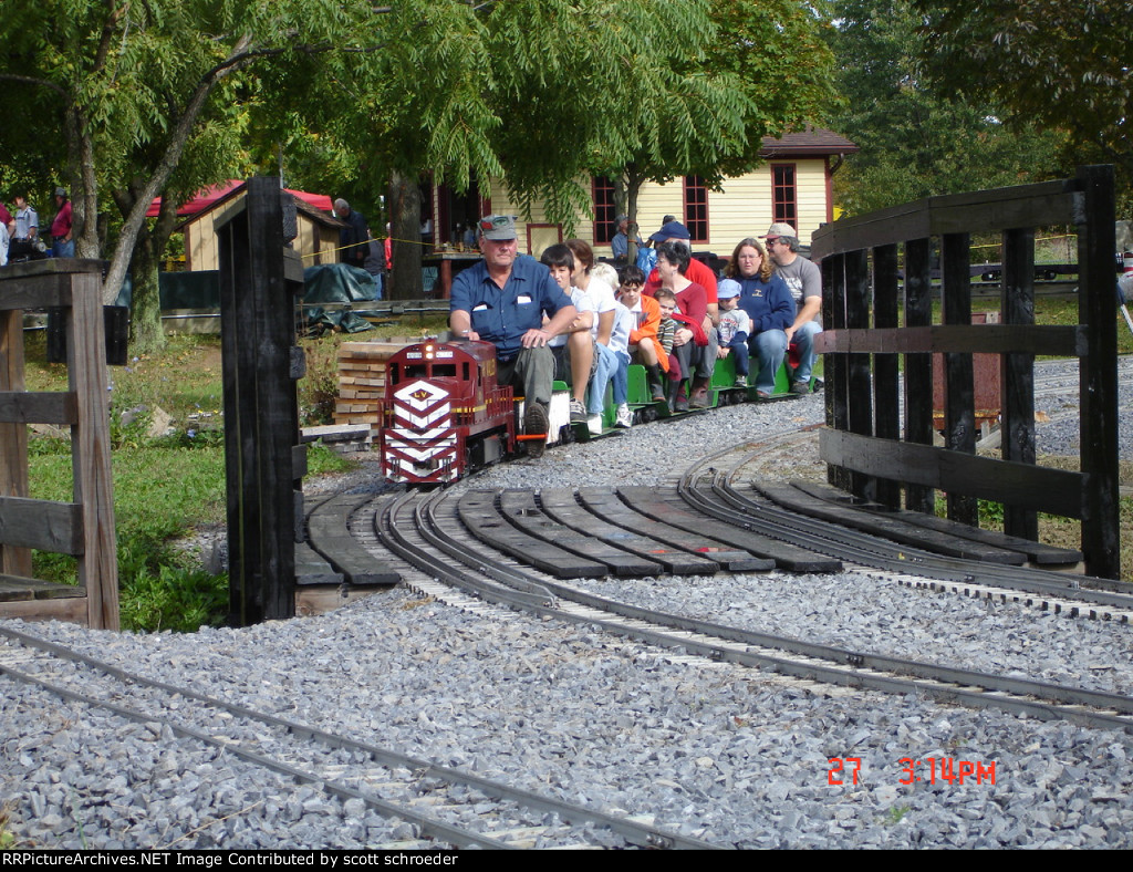 LV 420 comes around the curve with a load of people