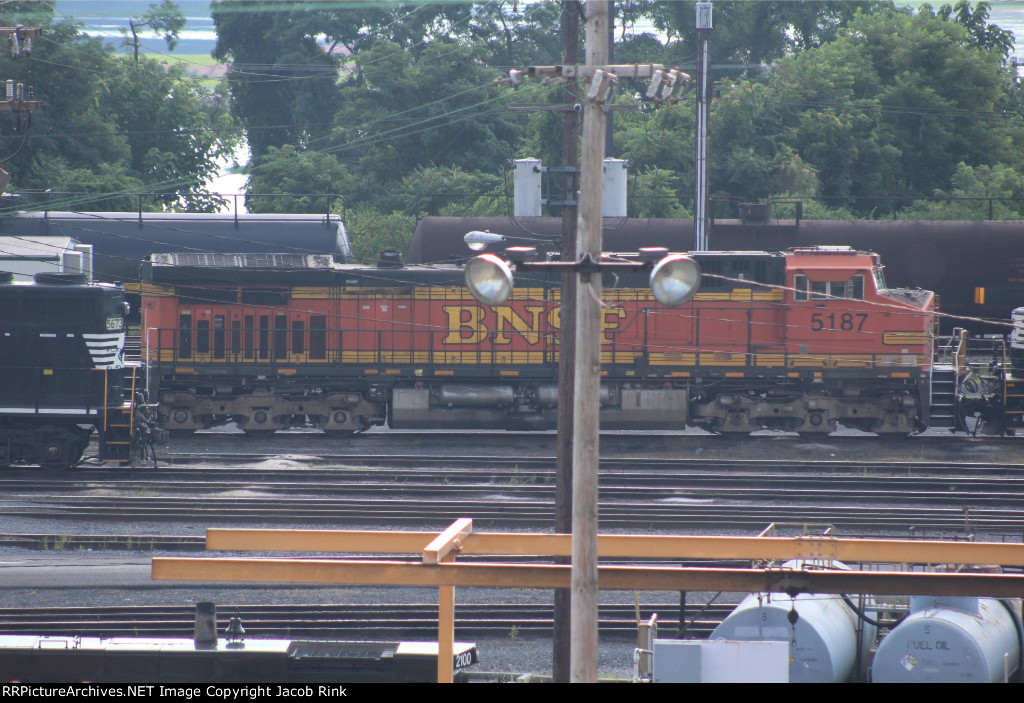 BNSF C44-9W 5187