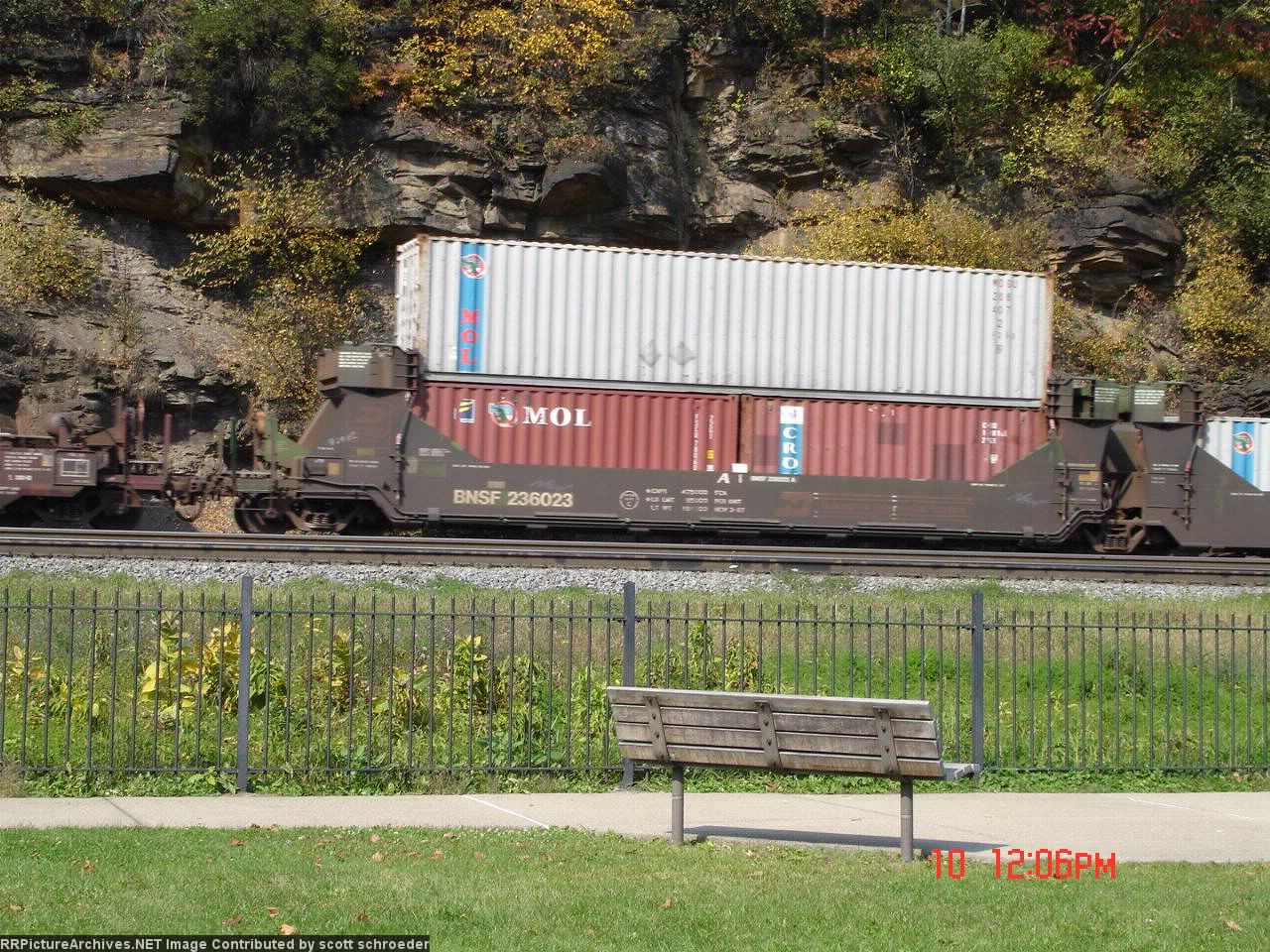 BNSF 236023A Double Stackcar w/MOGU 208407 Container