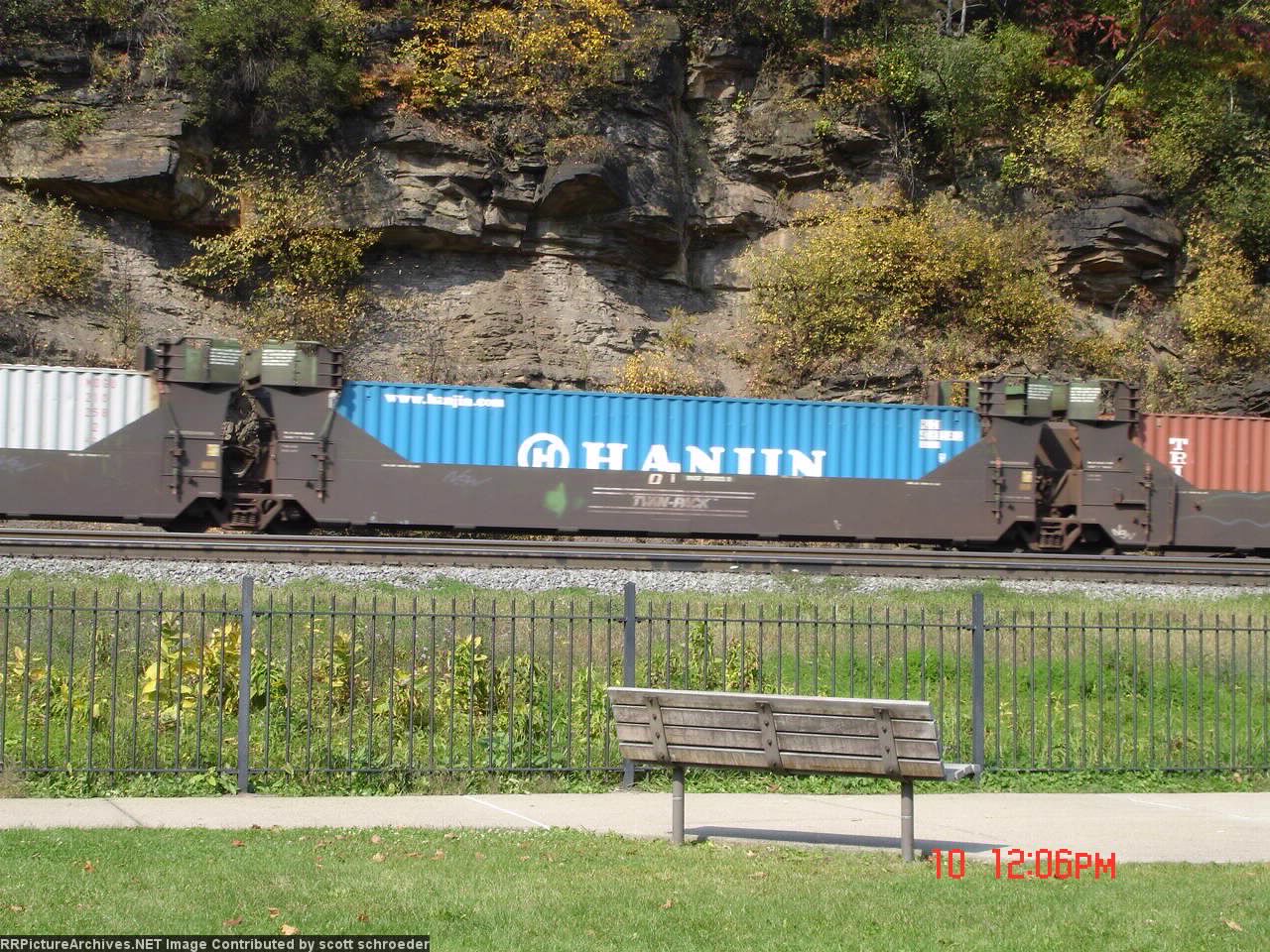 BNSF 236023D w/Hanjin Container