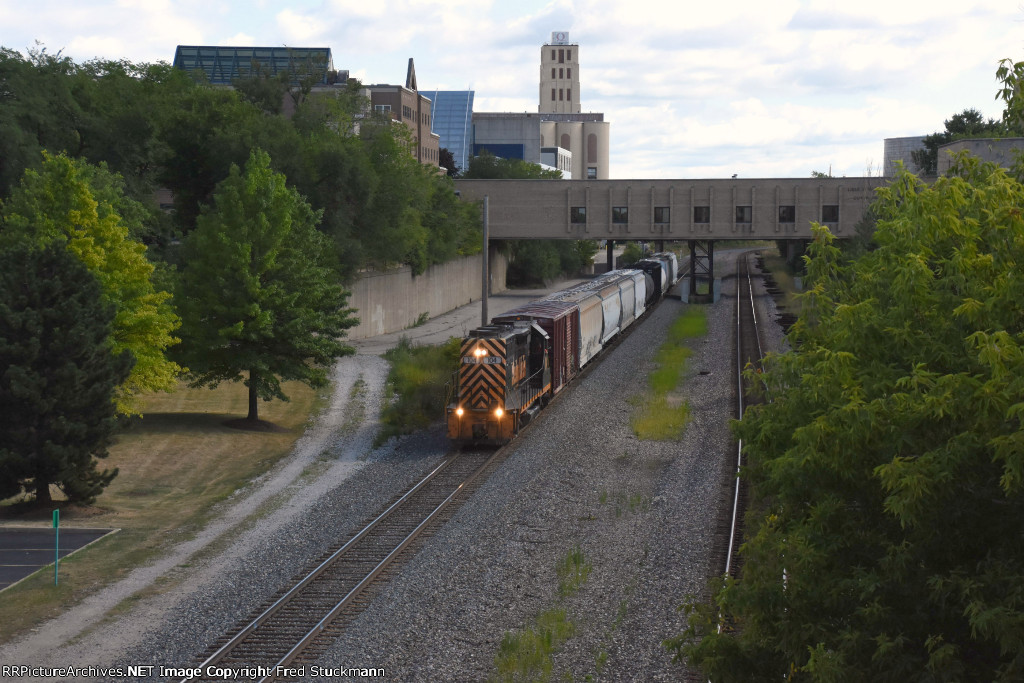 WE 104 handles the transfer from Brittain Yard to Barberton.