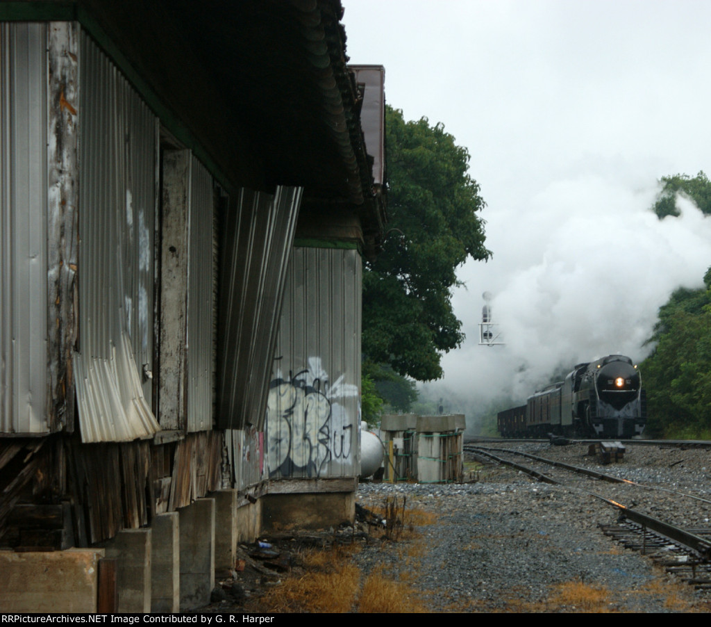611 on its way back to the VMT in Rmanoke passes by what's left of the station at Forest, VA, 