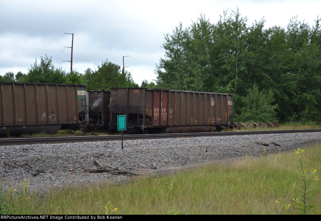 BNSF 665522 & BN 535585